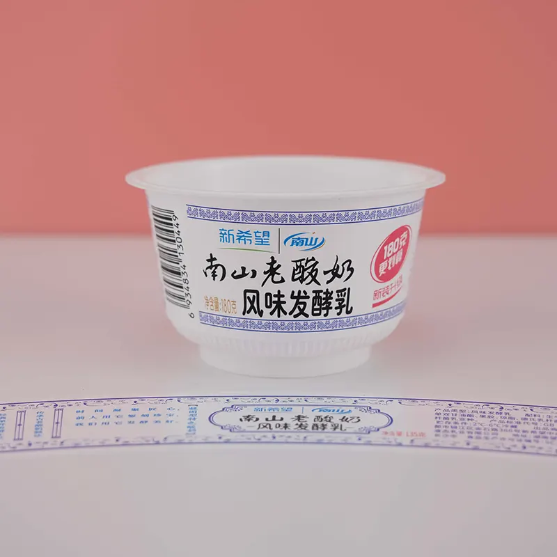 射出成形によるIMLラベルPPヨーグルトカップ